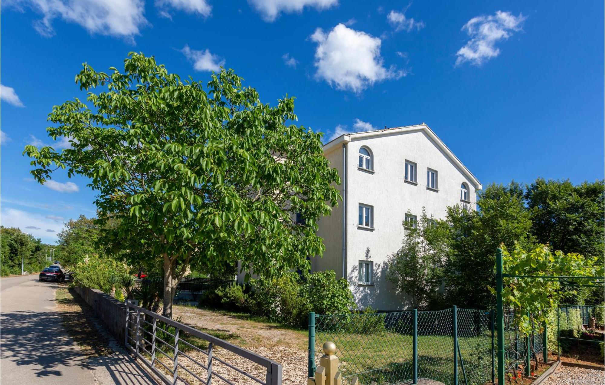 Beautiful Apartment In Pinezici With Wifi Exterior photo