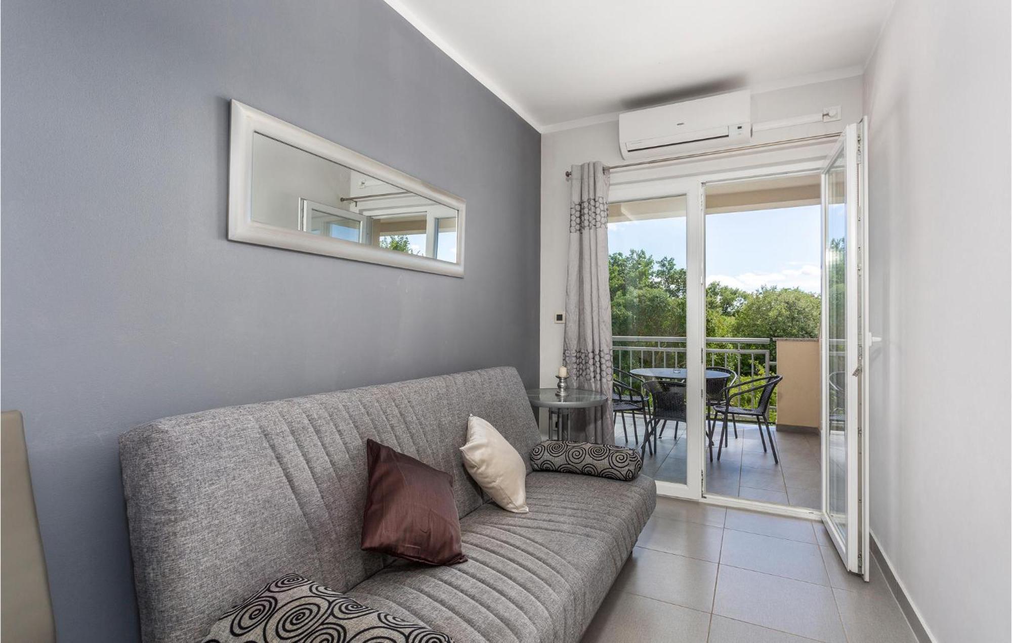 Beautiful Apartment In Pinezici With Wifi Exterior photo